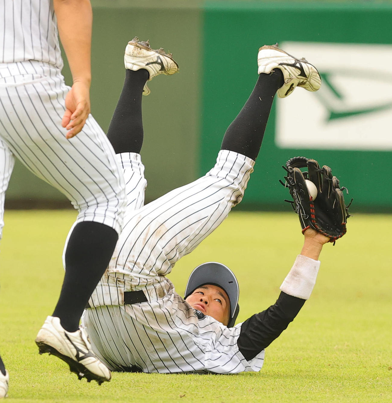 亜大対日大　6回裏日大1死、星の遊飛を好捕する田中幹（撮影・野上伸悟）
