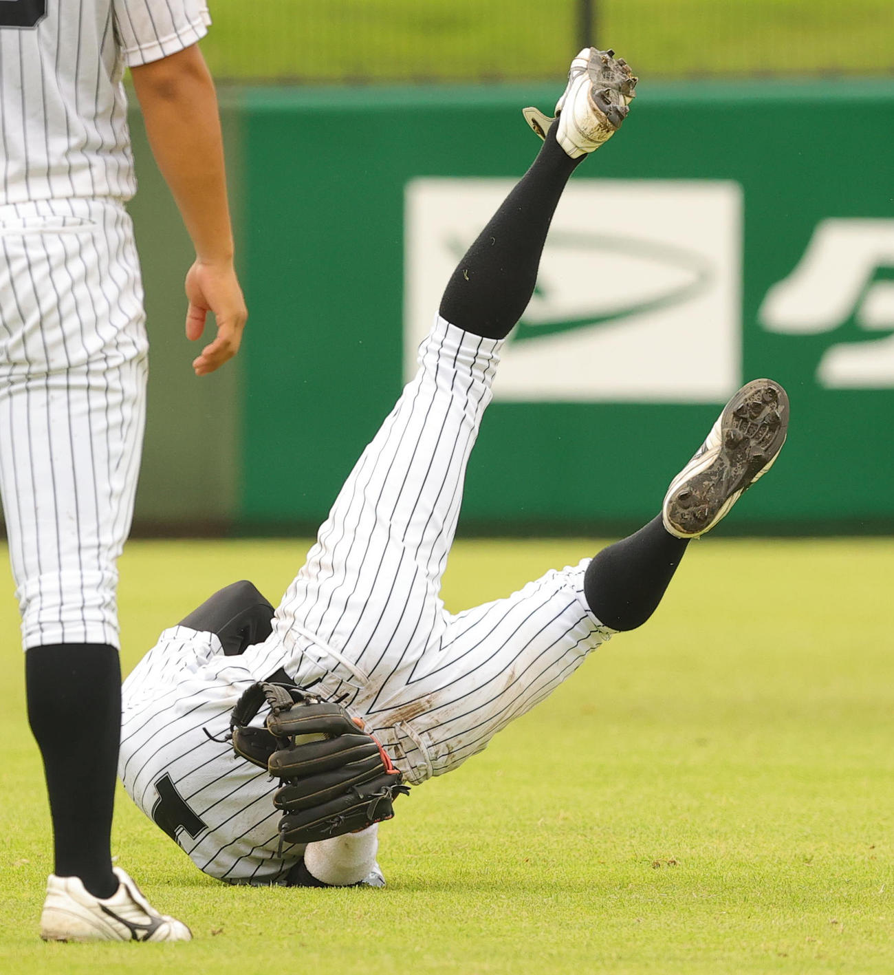 亜大対日大　6回裏日大1死、星の遊飛を好捕する田中幹（撮影・野上伸悟）