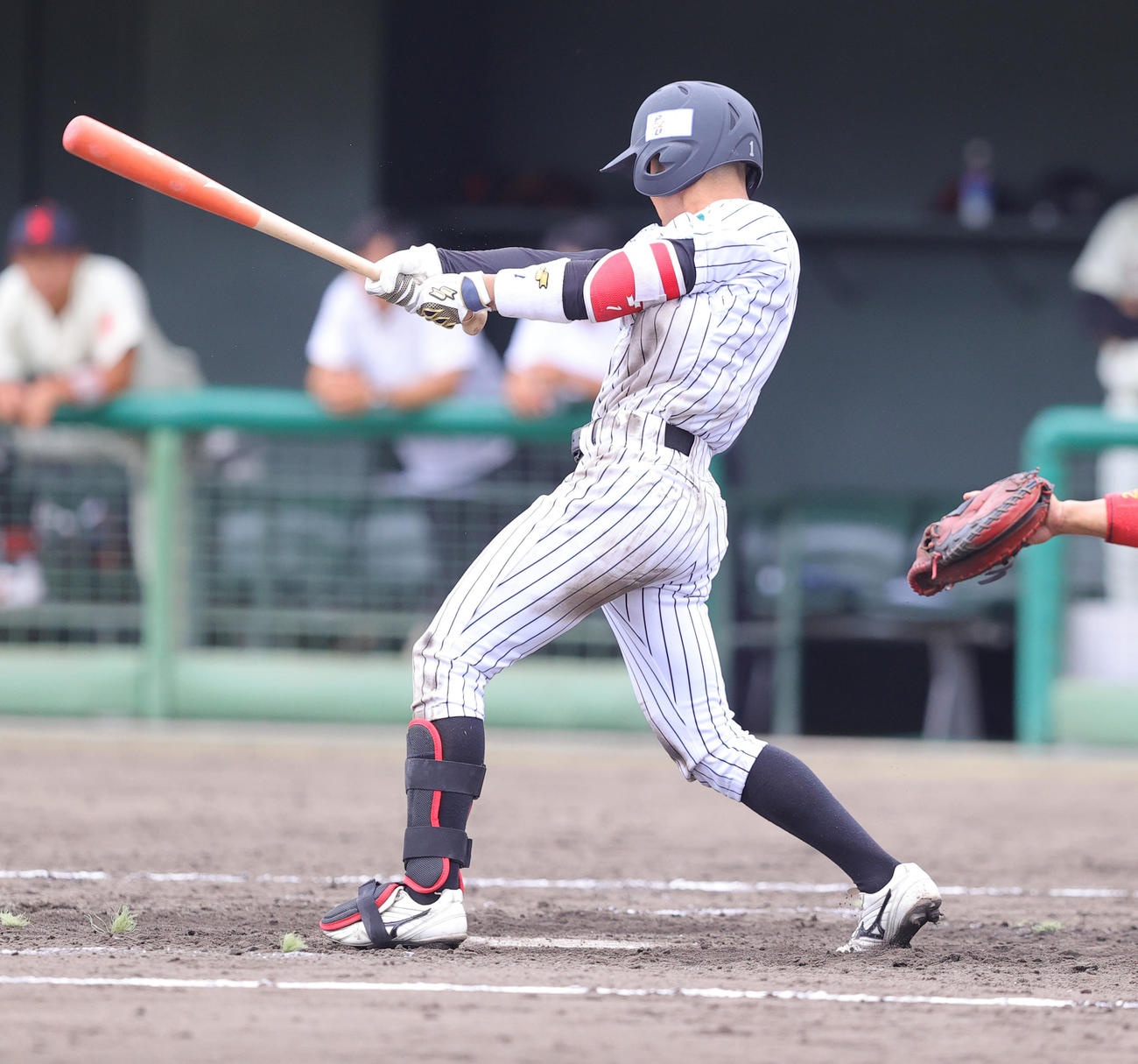 亜大対日大　9回表亜大2死二塁、右前打を放つ田中幹（撮影・野上伸悟）