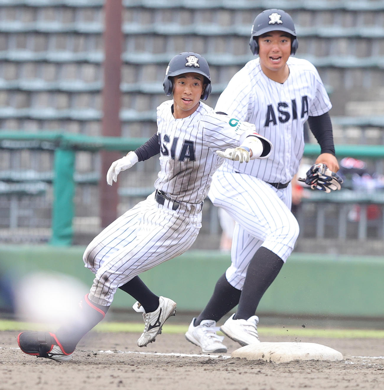 亜大対日大　9回表亜大2死二塁、右前打を放つ田中幹（撮影・野上伸悟）