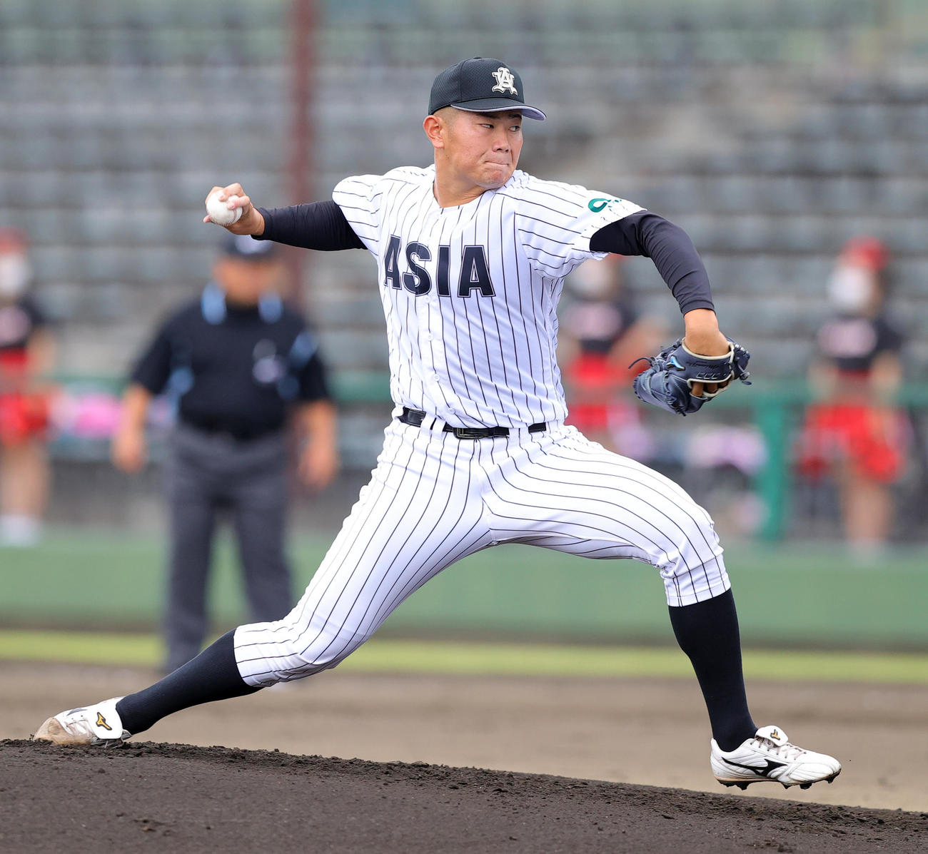 亜大対日大　力投する亜大先発の青山（撮影・野上伸悟）