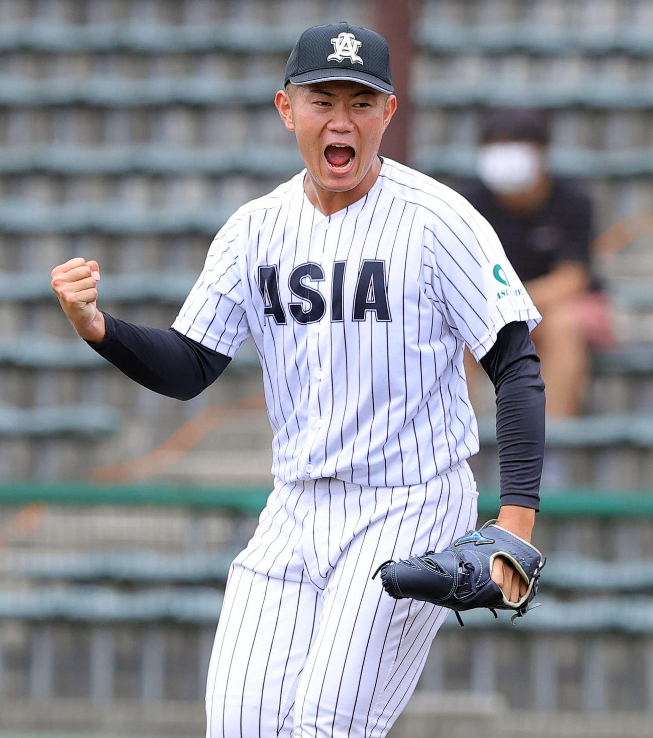 亜大対日大　完投勝利を挙げガッツポーズで喜ぶ亜大・青山（撮影・野上伸悟）