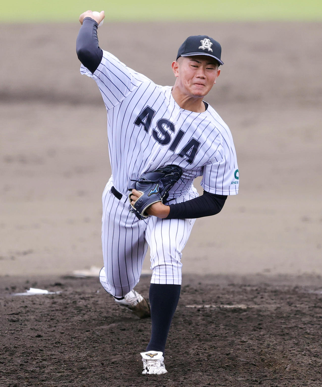 亜大対日大　力投する亜大先発の青山（撮影・野上伸悟）