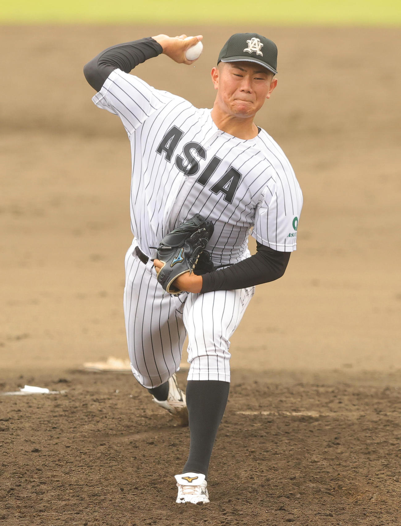 亜大対日大　力投する亜大先発の青山（撮影・野上伸悟）