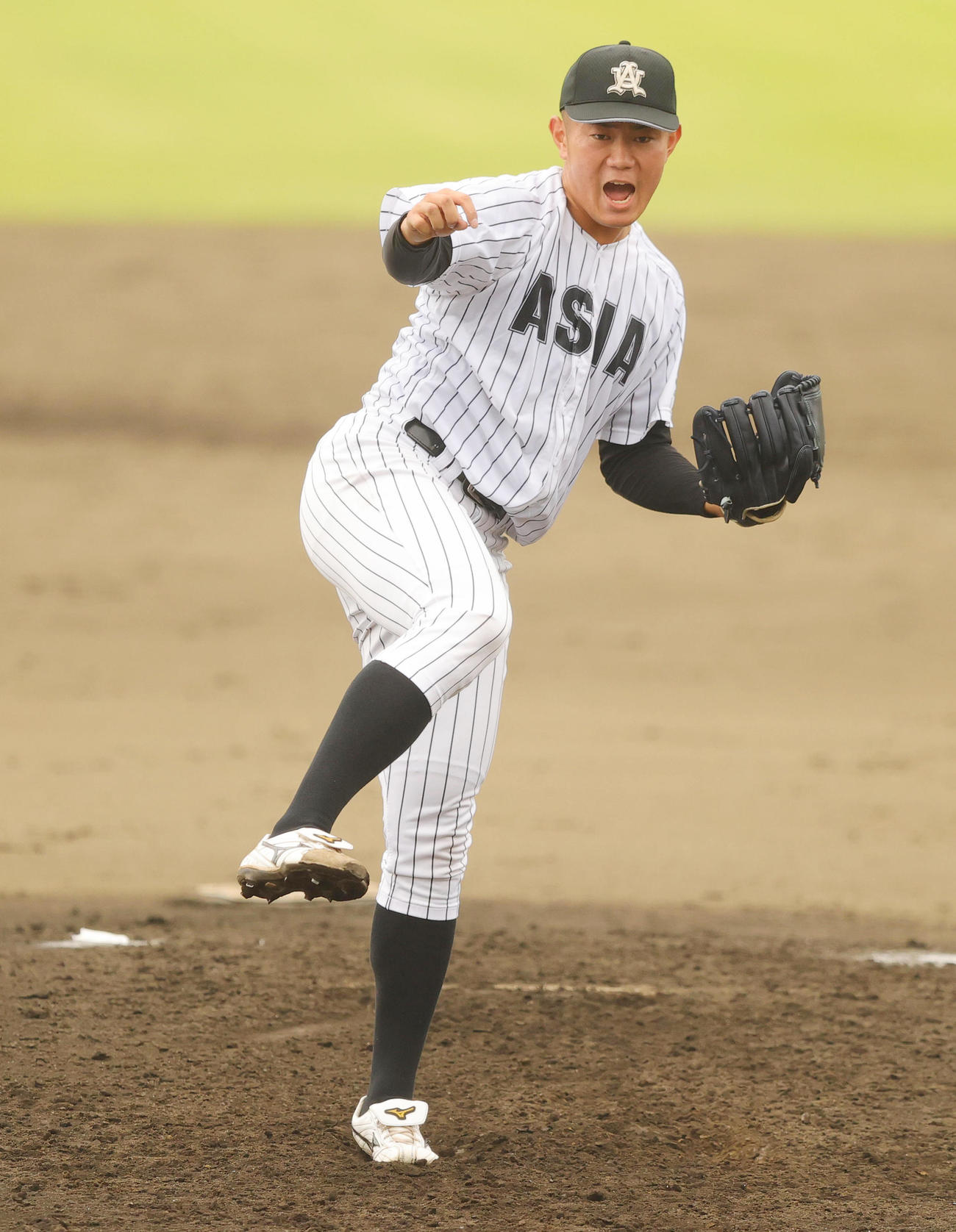 亜大対日大　5回裏日大1死、角田勇を三振に仕留めほえる青山（撮影・野上伸悟）