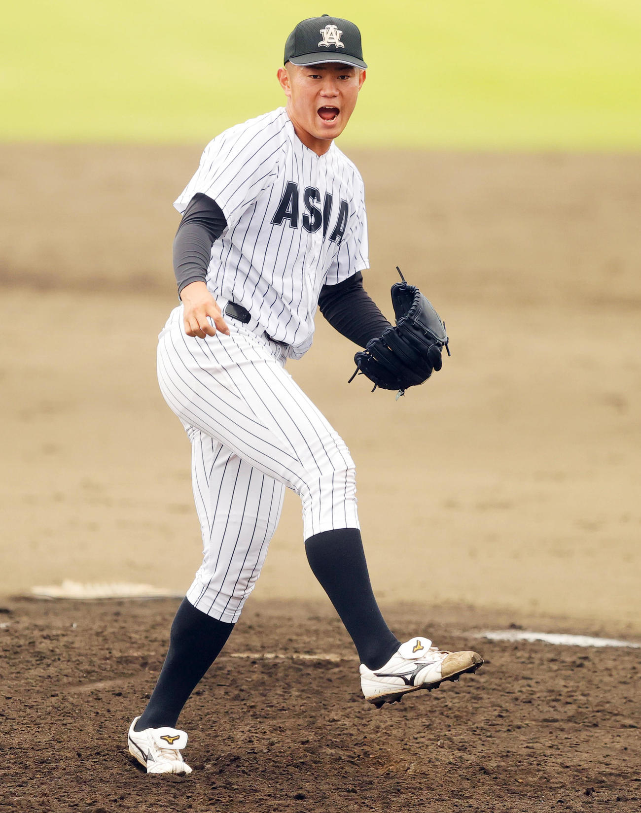 亜大対日大　5回裏日大1死、角田勇を三振に仕留めほえる青山（撮影・野上伸悟）
