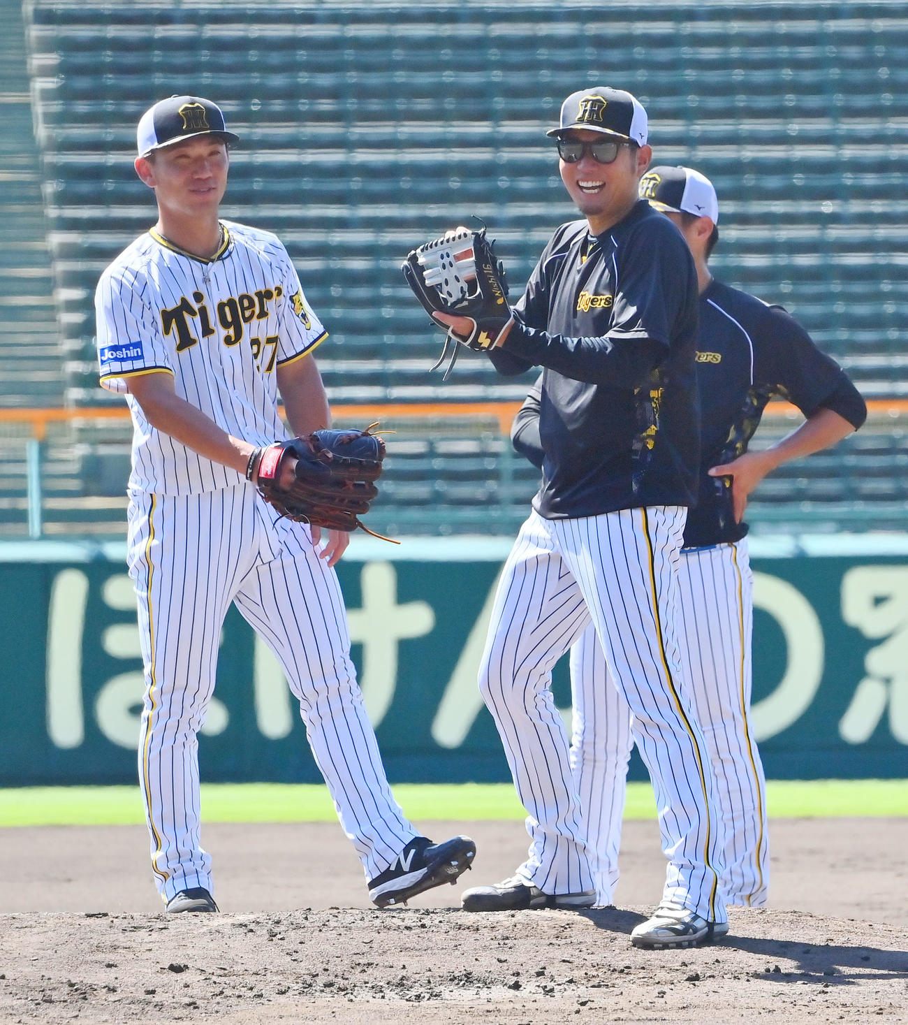 明るい表情で投内連係を行う阪神西勇（撮影・和賀正仁）