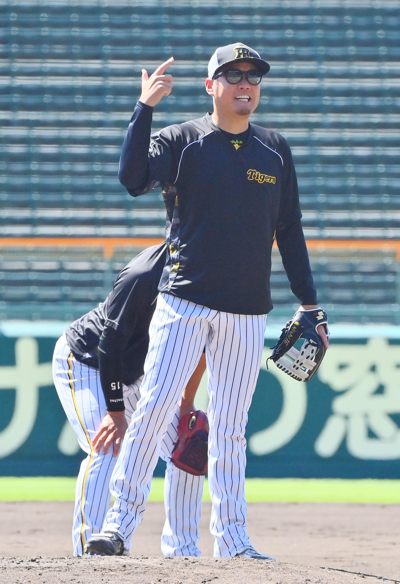投内連係を行う阪神西勇（撮影・和賀正仁）