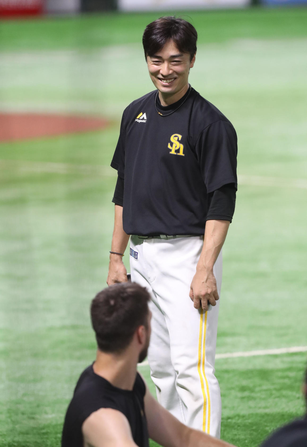 レイ（手前）と笑顔で話をする和田（撮影・屋方直哉）