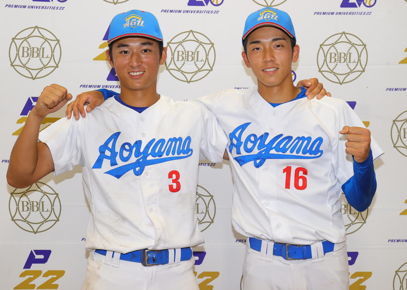 国学院大対青学大　開幕節で勝ち点を奪い笑顔でガッツポーズの青学大・佐々木（左）と常広（撮影・野上伸悟）
