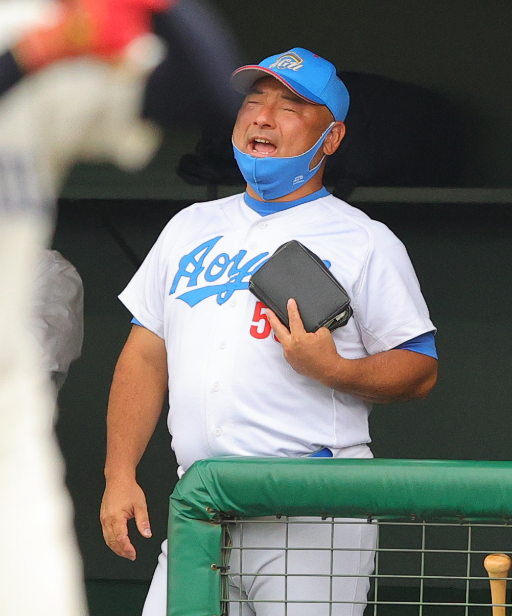 国学院大対青学大　選手に声を掛ける青学大・安藤監督（撮影・野上伸悟）