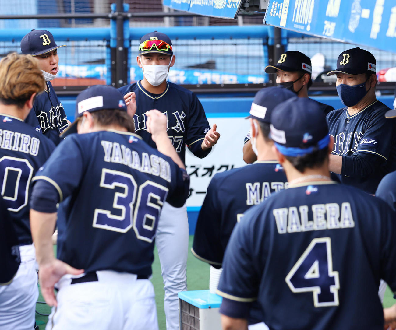 ベンチでナインに声をかけるオリックス中嶋監督（右）（2022年9月4日撮影）