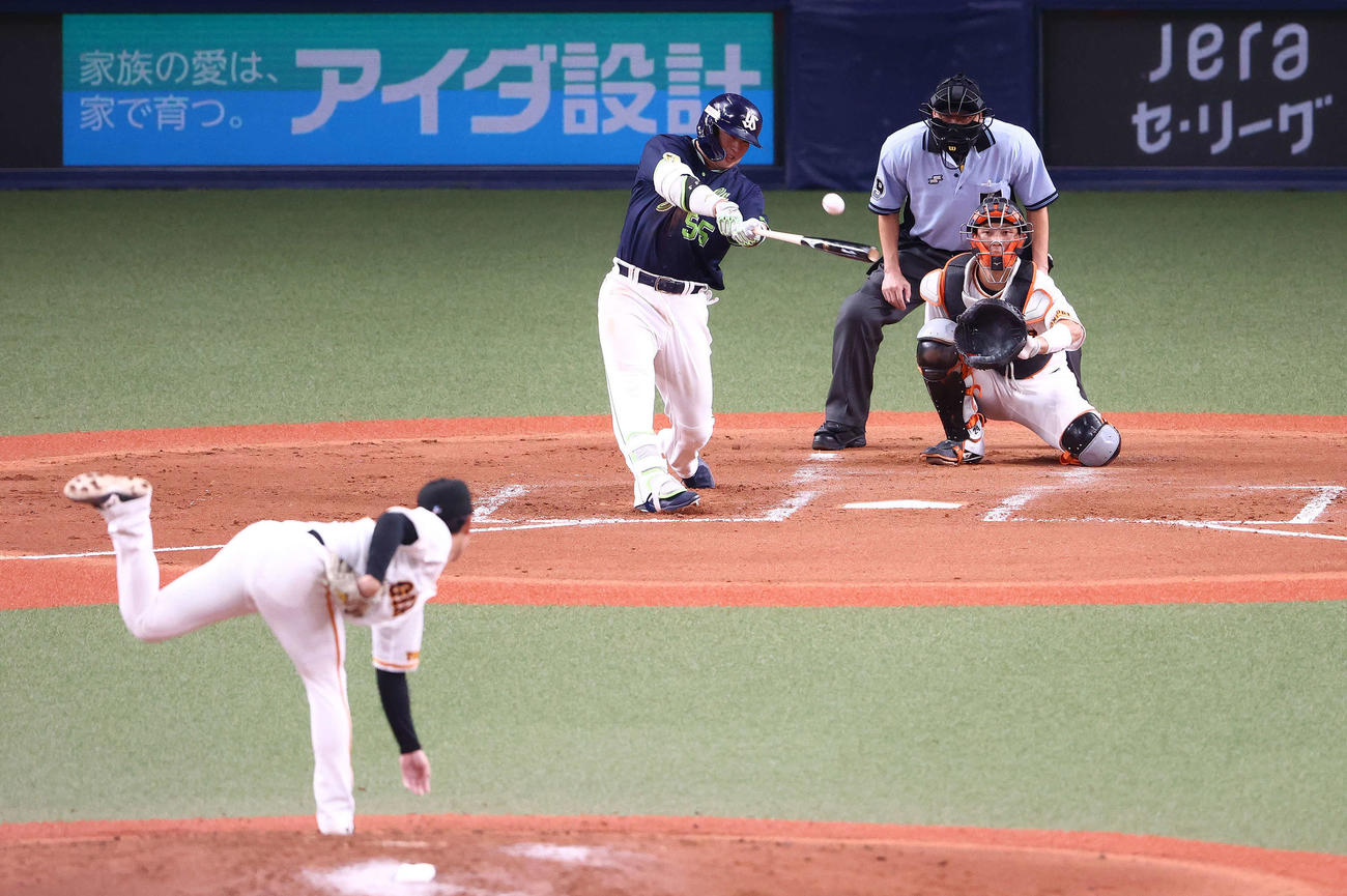 8月31日のヤクルト戦で村上に中越え三塁打を浴びる井上