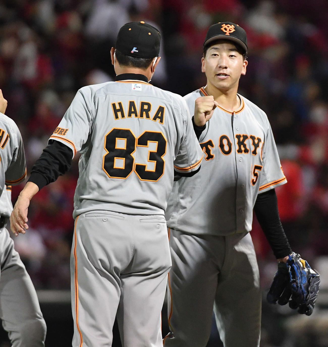 8月26日広島戦で30セーブ目を挙げた大勢は原監督とグータッチ