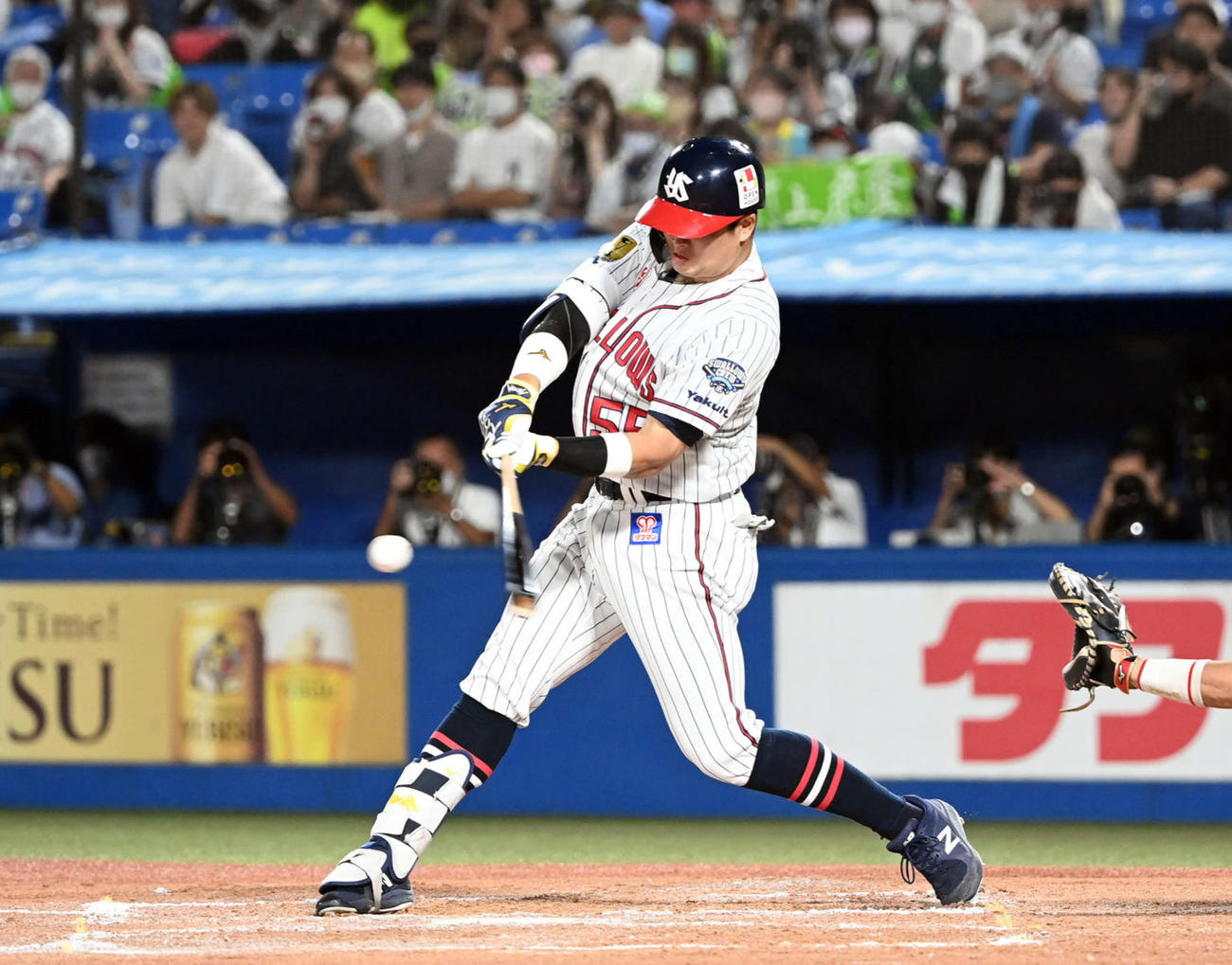 4日の中日戦で51号2ランを放つヤクルト村上宗隆