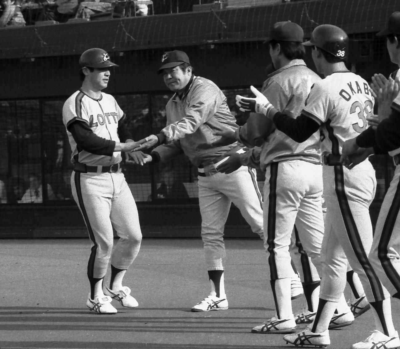 85年10月、52号を放ったロッテ落合博満(左）を迎える稲尾和久監督