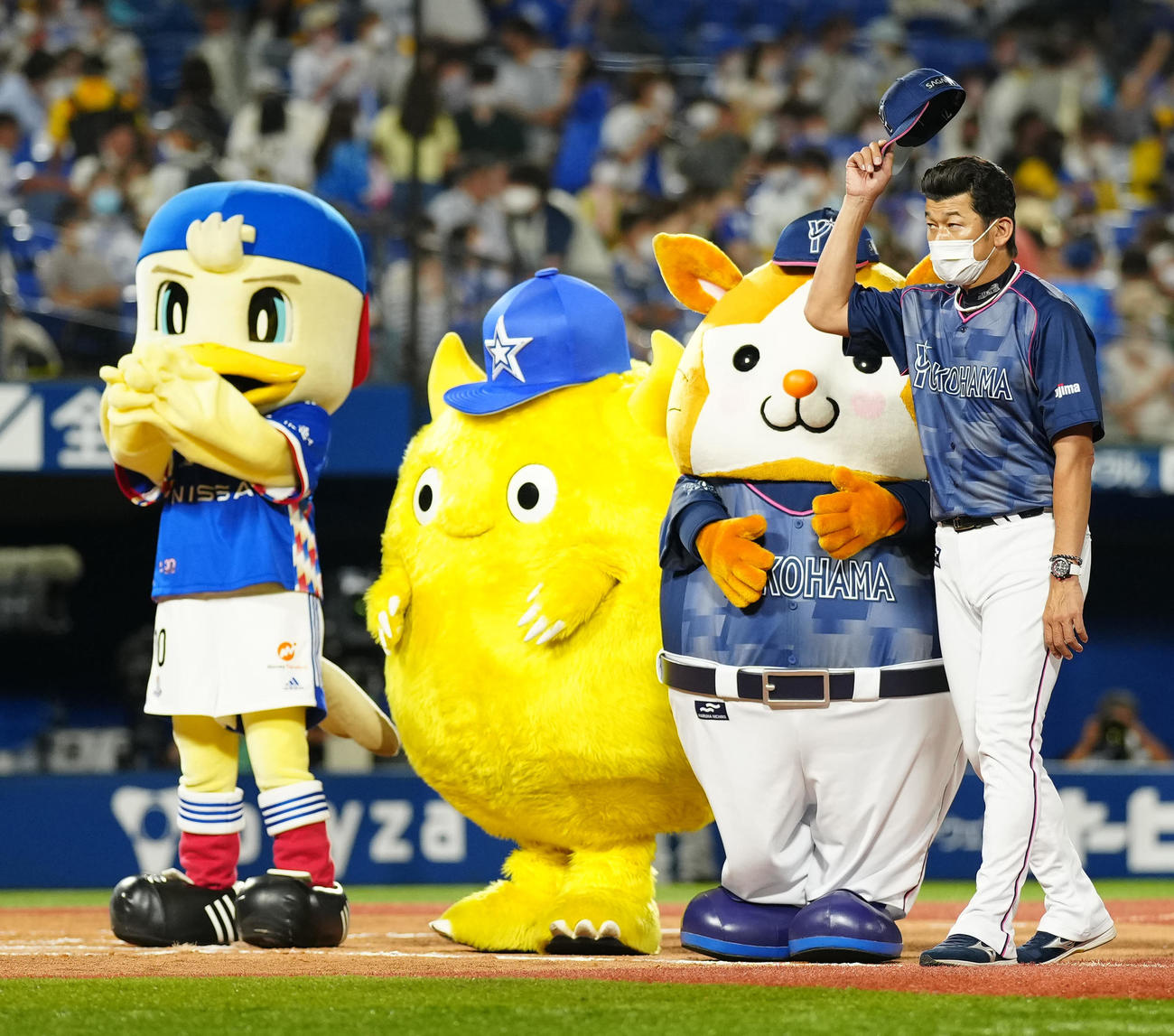 6月28日　DeNA対阪神　試合後、ファンにあいさつするDeNA三浦監督（右端）左はJリーグ横浜マスコットのマリノスケ