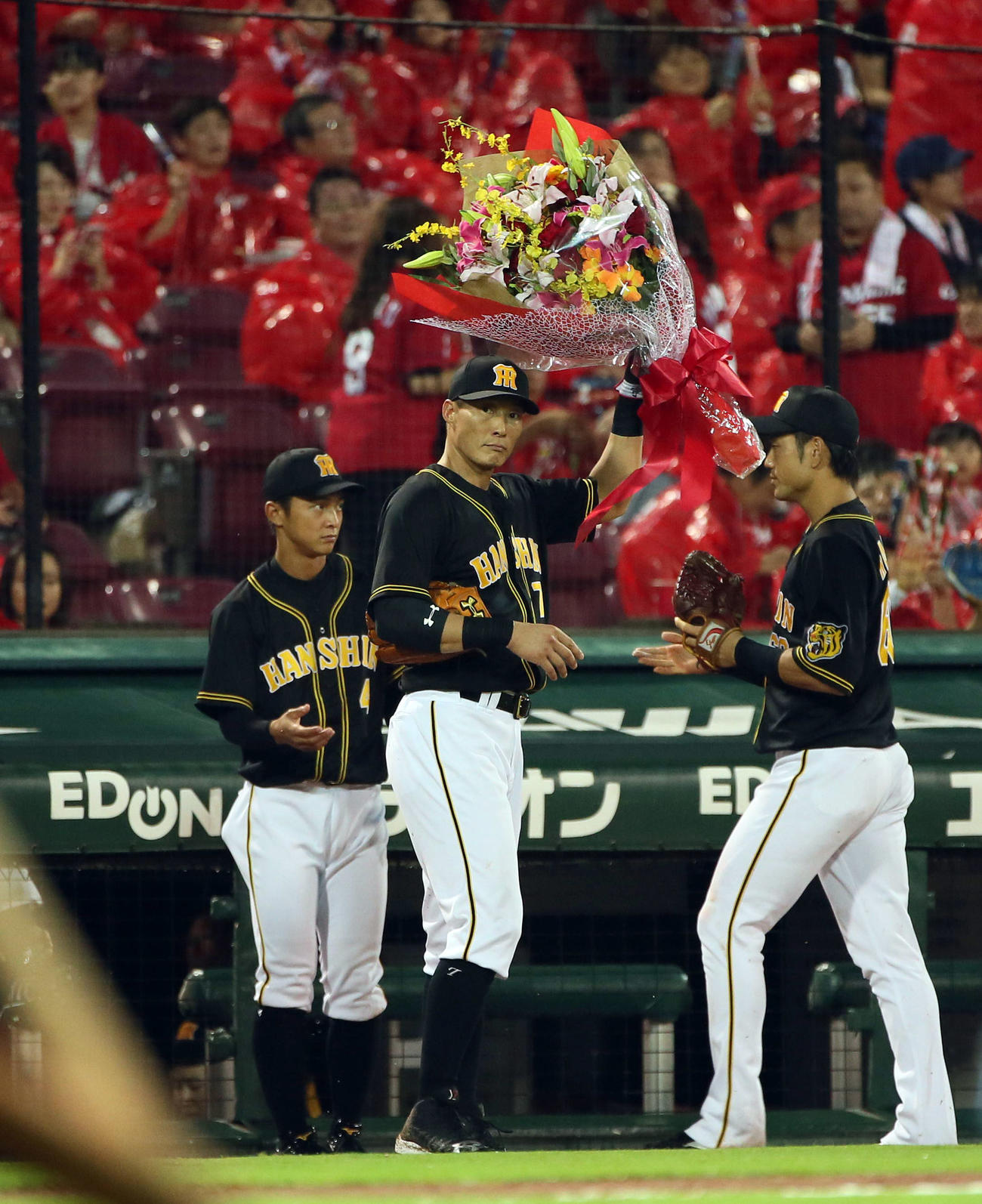 18年9月21日、広島戦で通算1500安打を放った阪神糸井は花束を掲げる