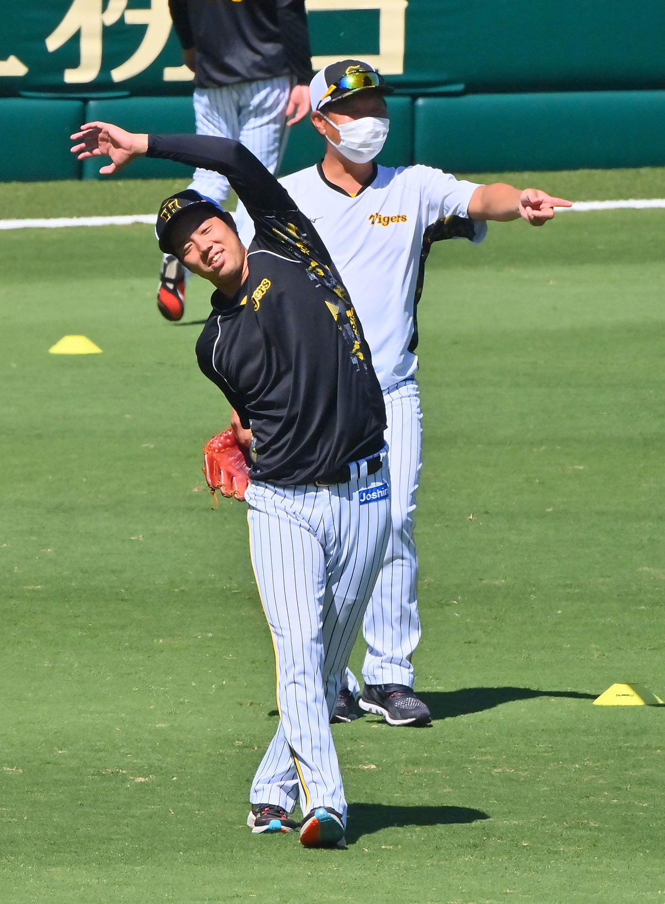 笑顔でウオームアップする阪神青柳（撮影・和賀正仁）