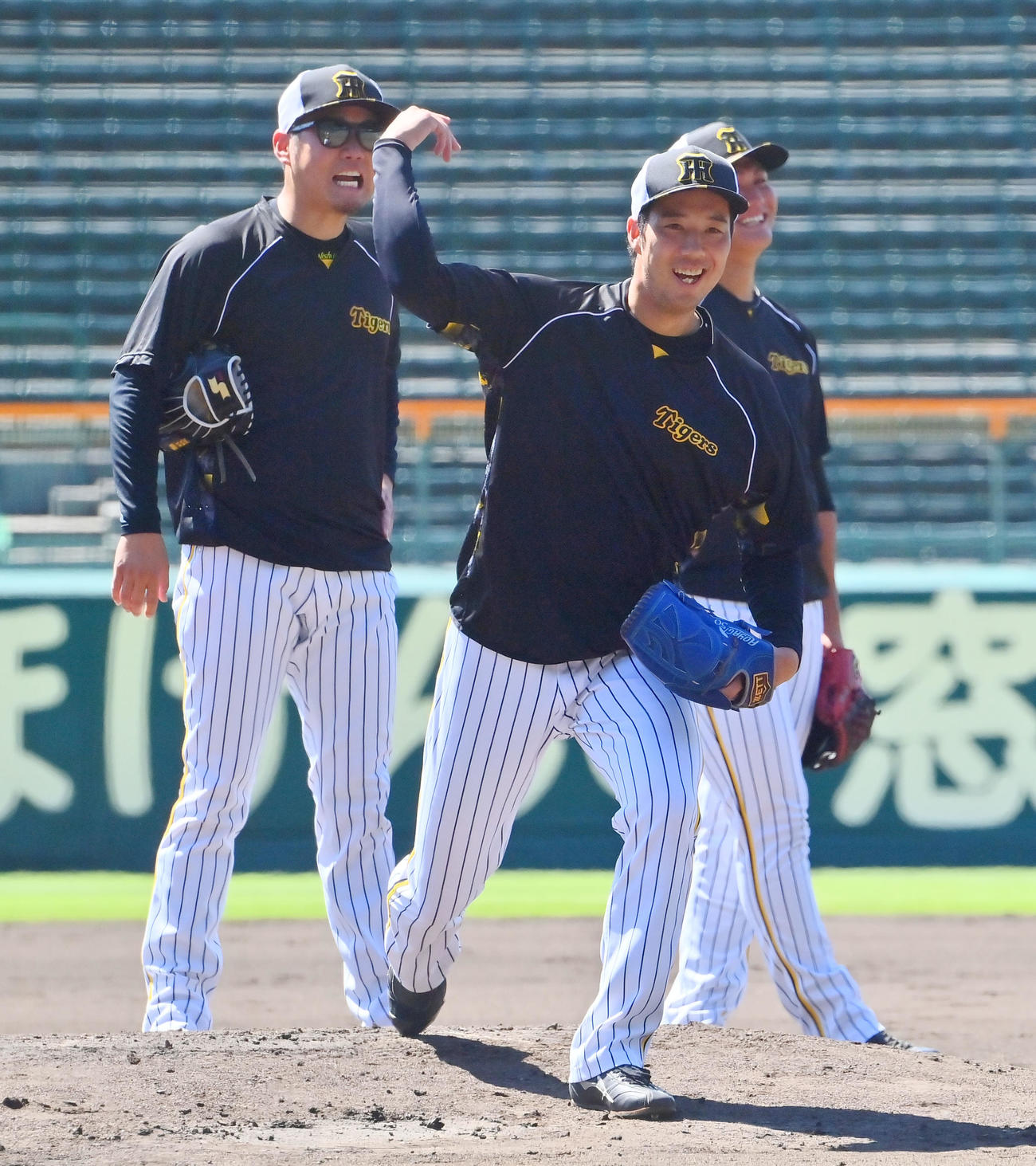 明るい表情で投内連携を行う阪神青柳（撮影・和賀正仁）