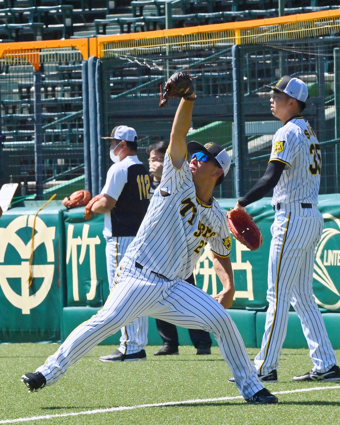 キャッチボールで調整する阪神伊藤将（撮影・和賀正仁）