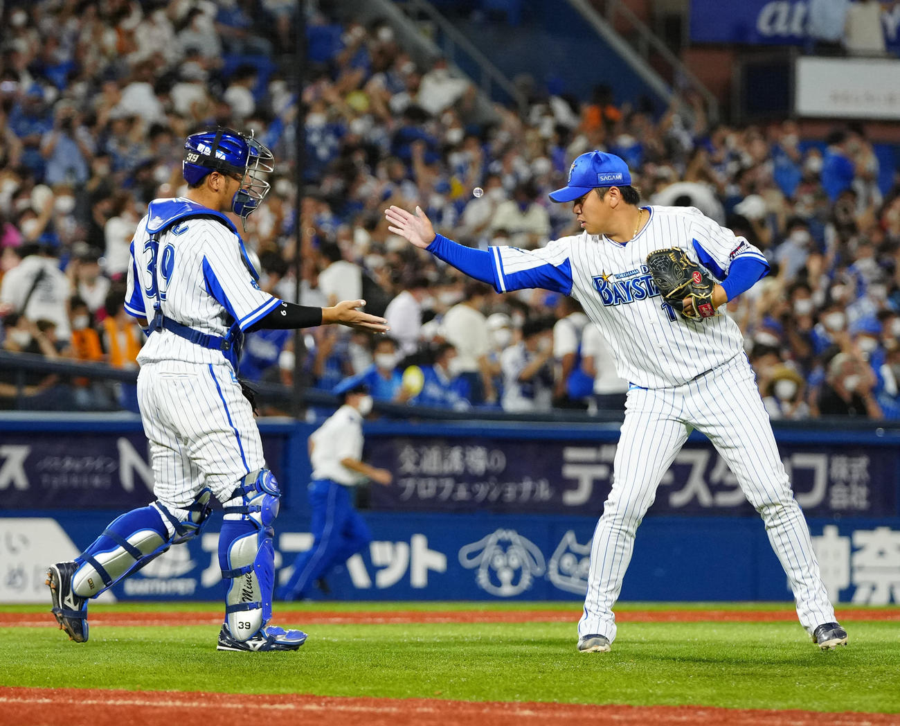 DeNA嶺井博希（左）と山崎康晃（2022年8月18日撮影）