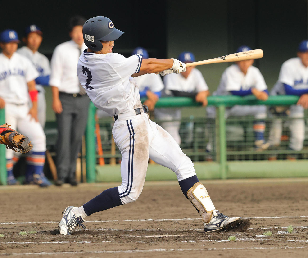 駒大対中大　6回裏中大1死一、二塁、左越え2点適時打を放つ石井（撮影・野上伸悟）