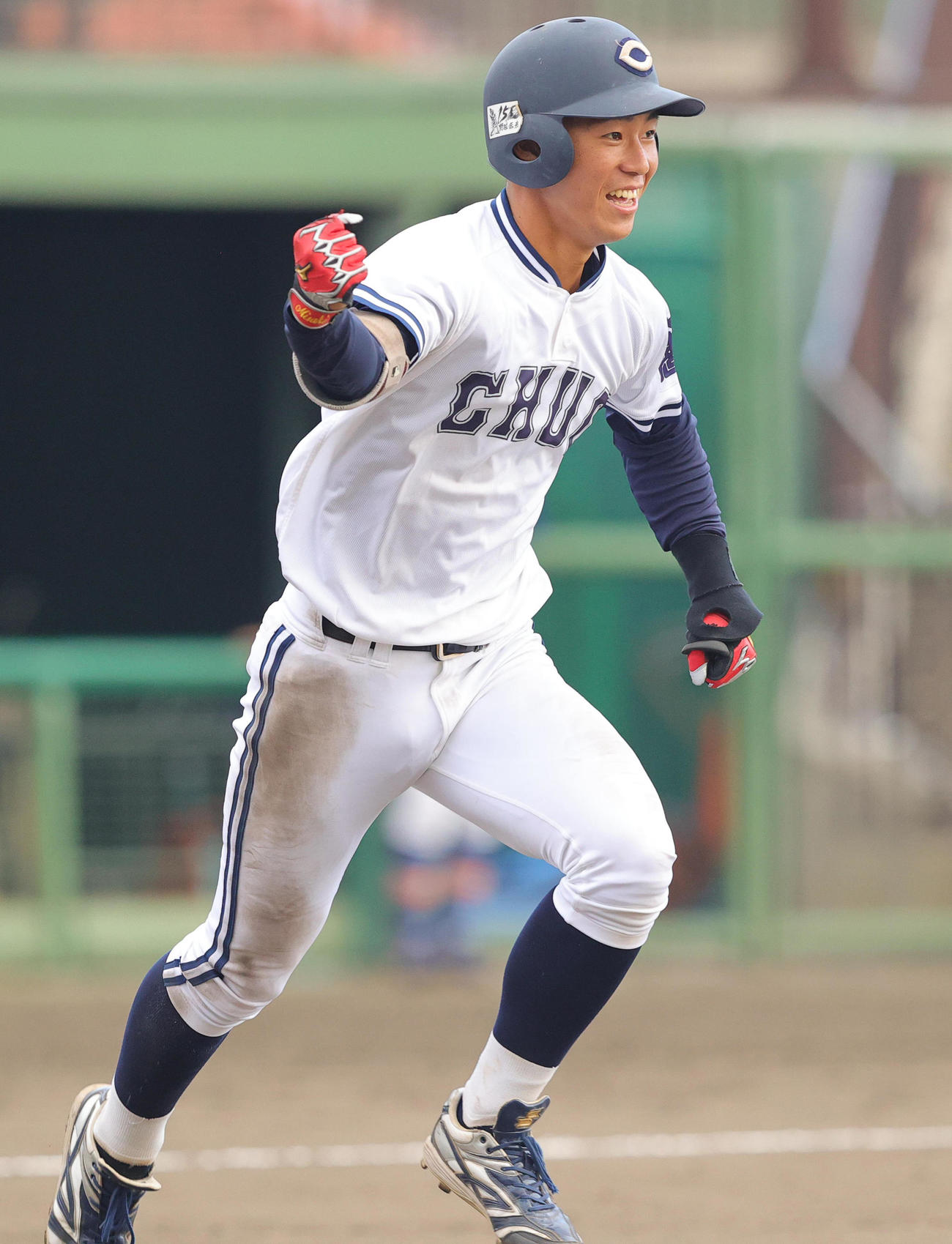 駒大対中大　6回裏中大1死一、三塁、右前適時打を放ち喜ぶ皆川（撮影・野上伸悟）