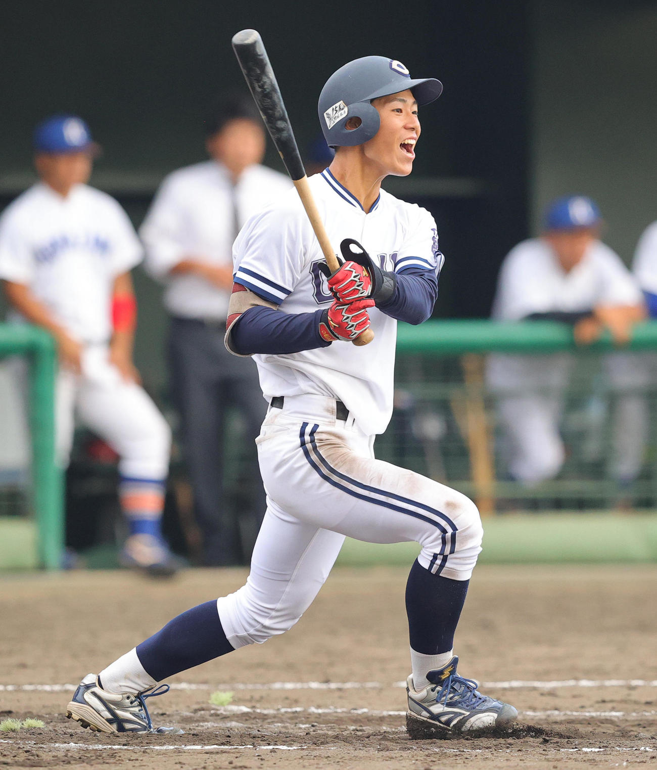 駒大対中大　6回裏中大1死一、三塁、右前適時打を放ち喜ぶ皆川（撮影・野上伸悟）