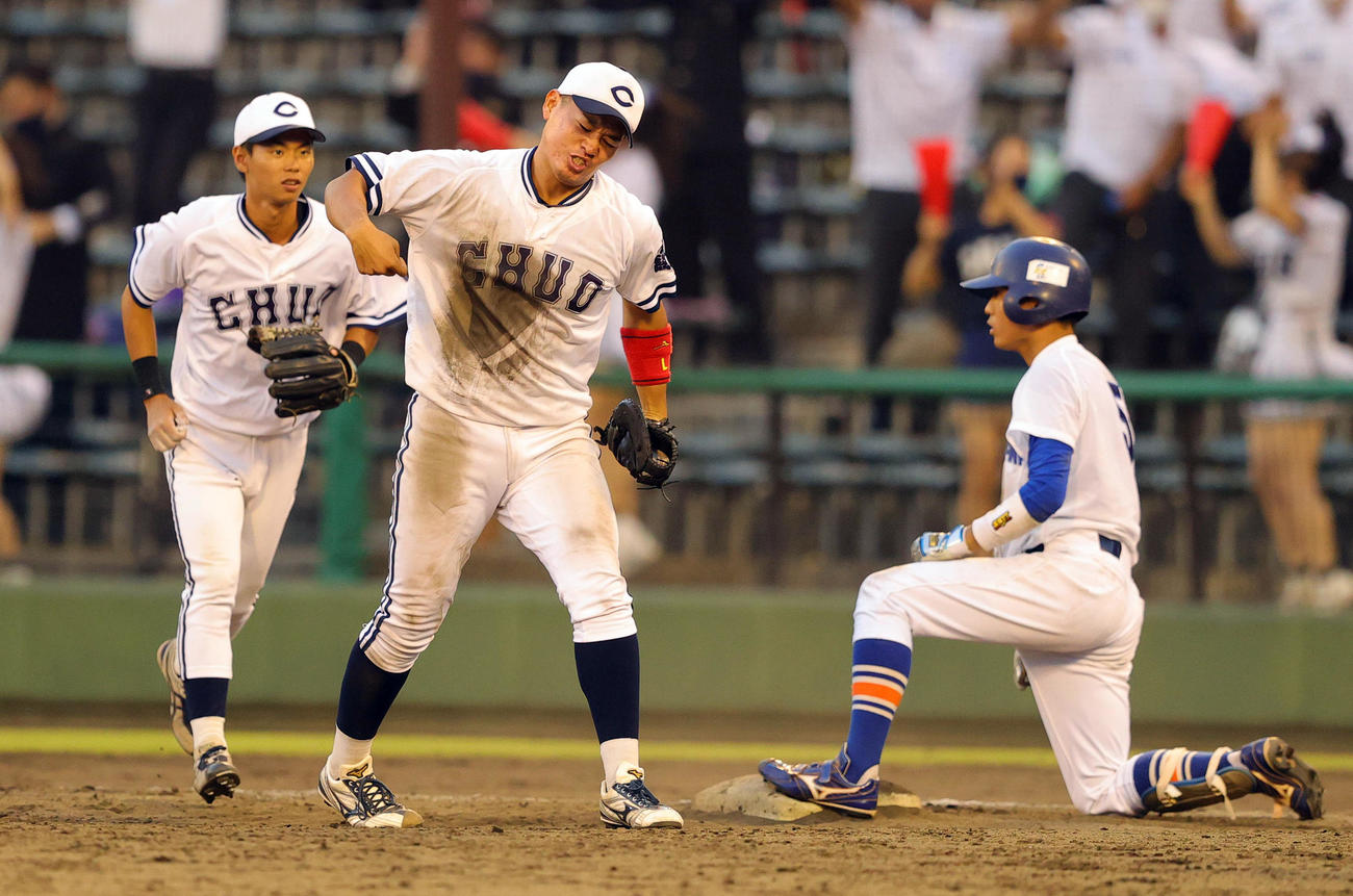 駒大対中大　開幕節で勝ち点を奪い、ガッツポーズで喜ぶ中大・北村主将（撮影・野上伸悟）
