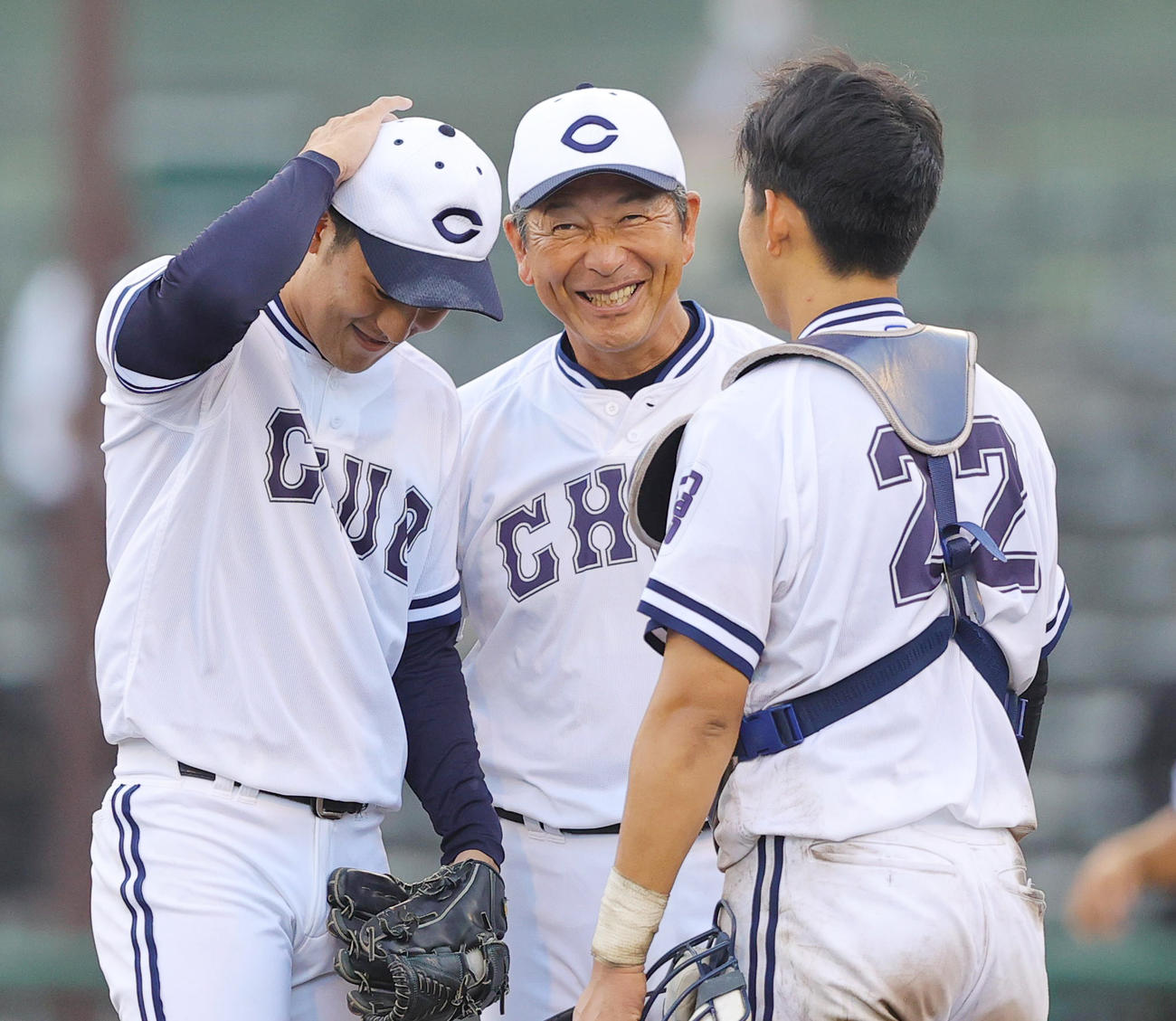 駒大対中大　9回表、マウンドの大栄陽斗（左）と綱川（右）に笑顔で声を掛ける中大・清水監督（撮影・野上伸悟）