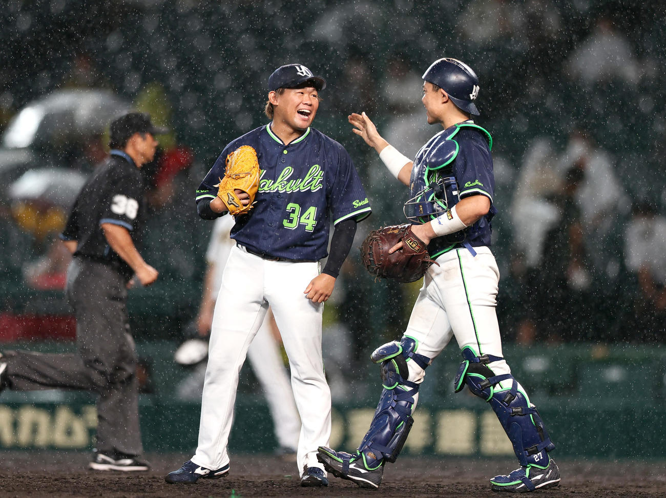 阪神対ヤクルト　試合を締めたヤクルト田口麗斗（中央）は捕手中村悠平と喜ぶ（撮影・上山淳一）