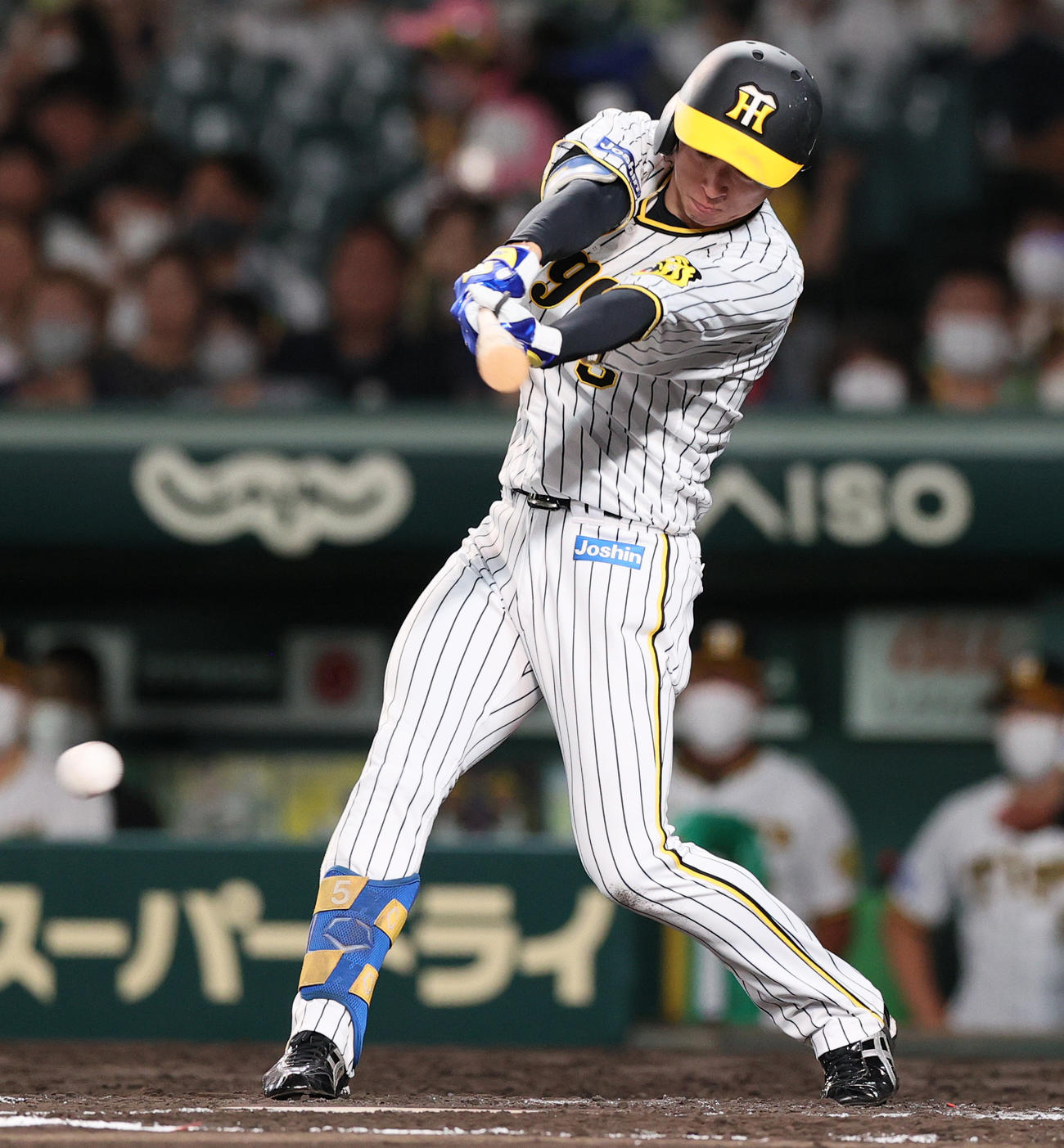 阪神対ヤクルト　4回裏阪神無死、近本は中前打を放つ（撮影・上山淳一）