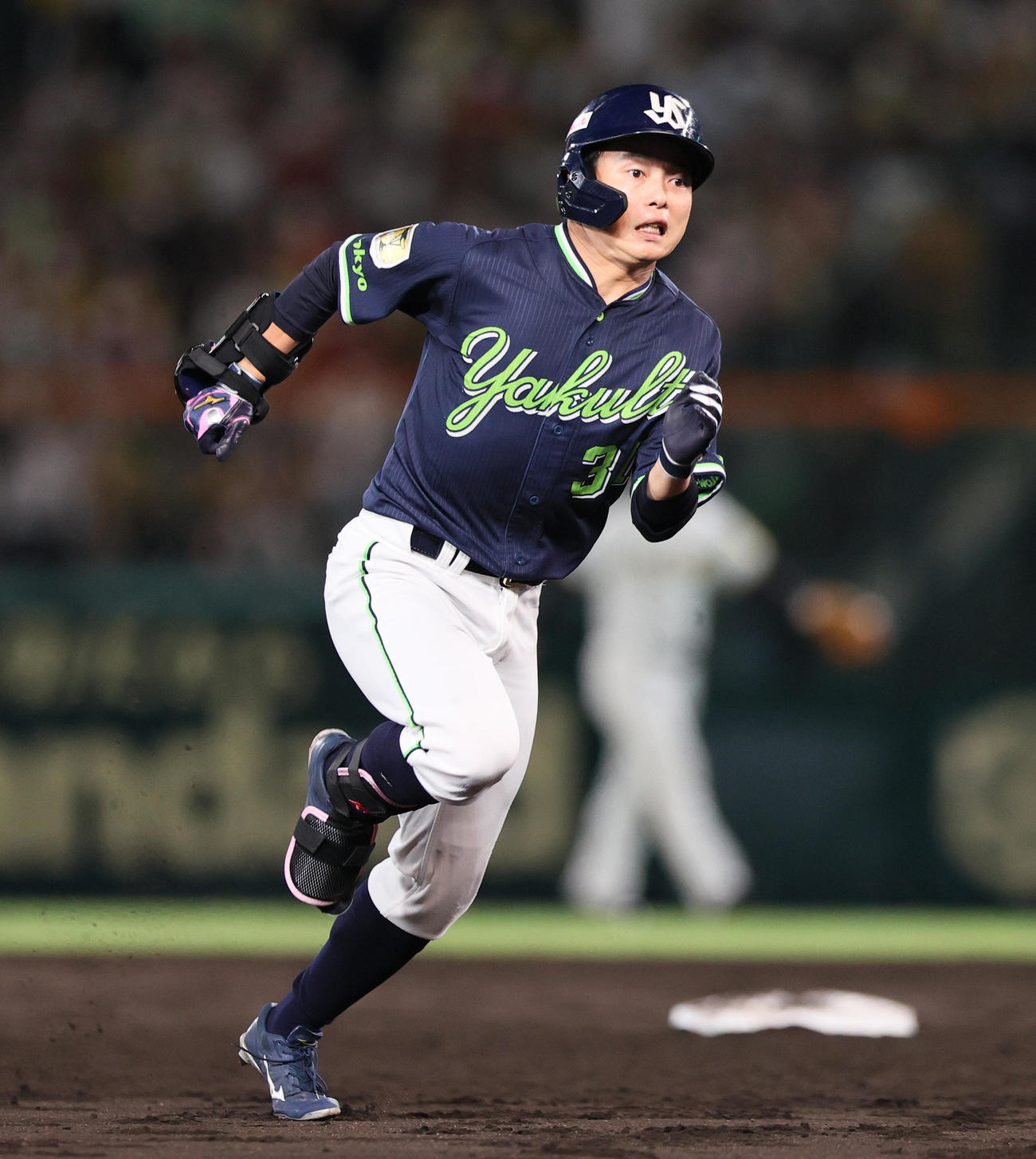 阪神対ヤクルト　5回表ヤクルト1死二、三塁、山崎は右越え2点適時三塁打を放ち三塁に向かう（撮影・上山淳一）
