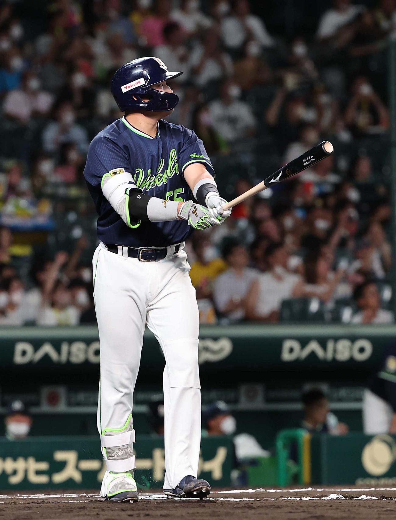 阪神対ヤクルト　6回表ヤクルト無死、村上は中越えに52号本塁打を放ち打球の行方を追う（撮影・上田博志）