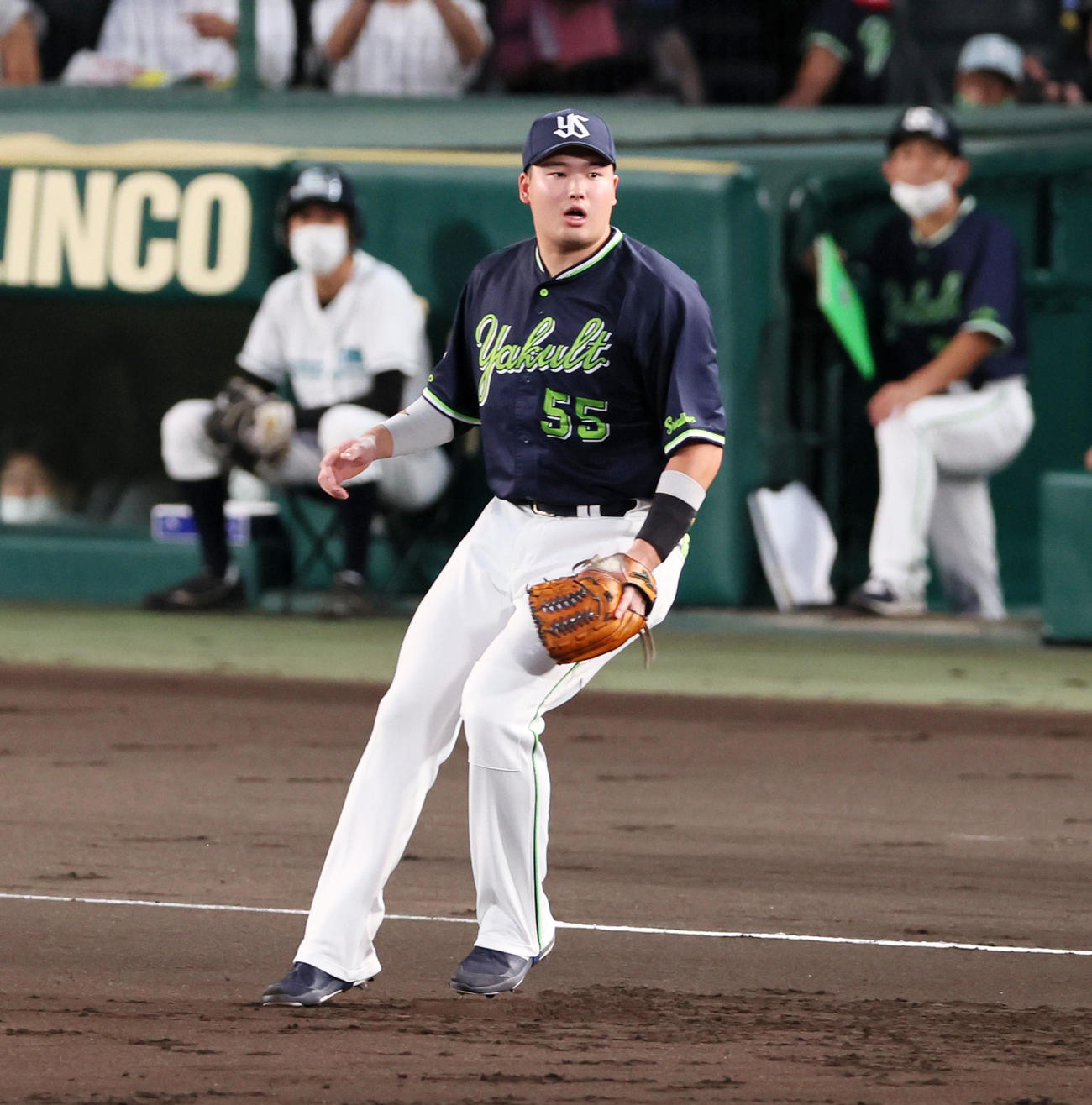 阪神対ヤクルト　1回裏阪神2死一塁、村上は大山の打球をエラーする（撮影・加藤哉）