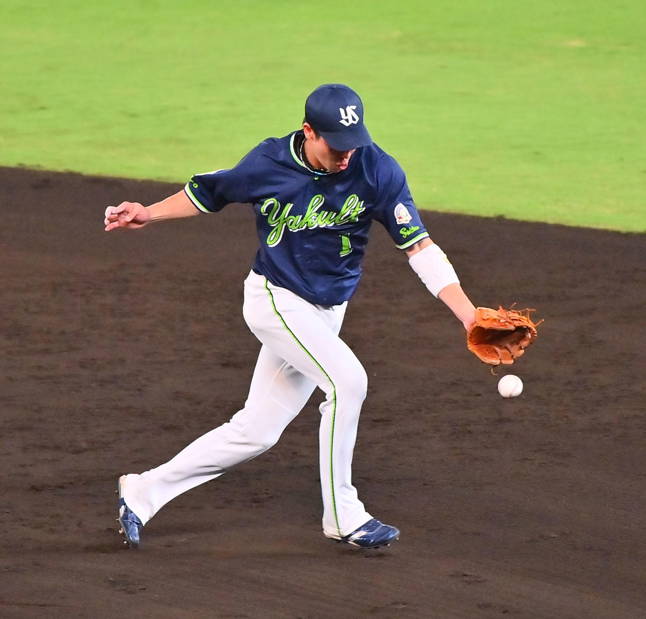 阪神対ヤクルト　7回裏阪神2死二塁、マルテの打球を適時失策する二塁手山田（撮影・和賀正仁）