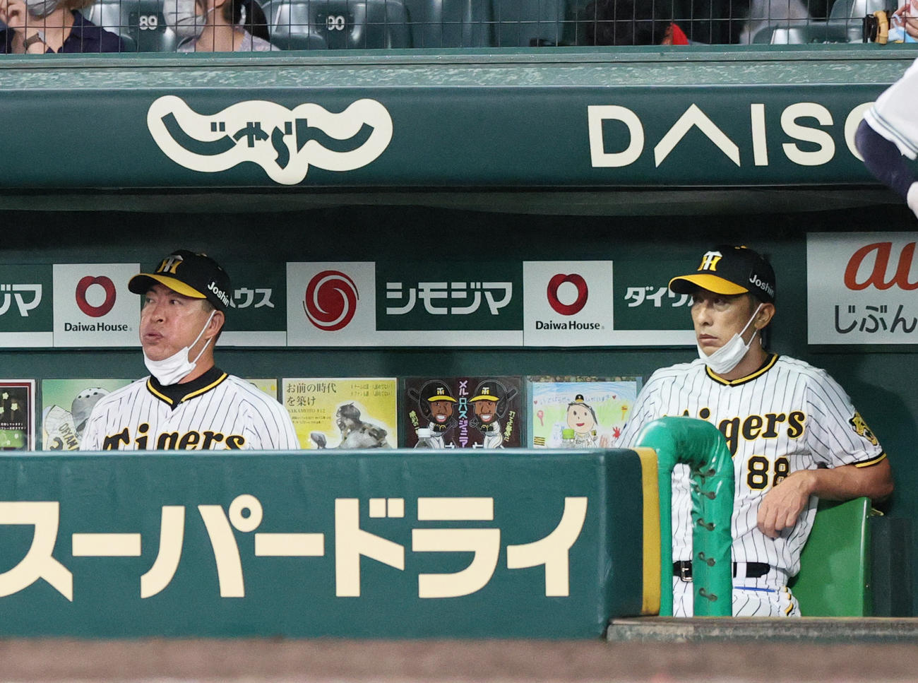 阪神対ヤクルト　10回にヤクルトに勝ち越され落胆する阪神矢野監督（右）と井上ヘッドコーチ（撮影・上山淳一）