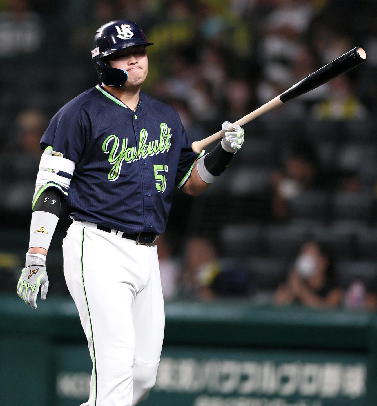 阪神対ヤクルト　2回表ヤクルト無死、村上は空振り三振に終わり悔しい表情でベンチへ戻る（撮影・上山淳一）