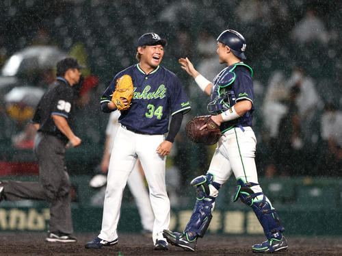 阪神対ヤクルト　試合を締めたヤクルト田口麗斗（中央）は捕手中村悠平と喜ぶ（撮影・上山淳一）