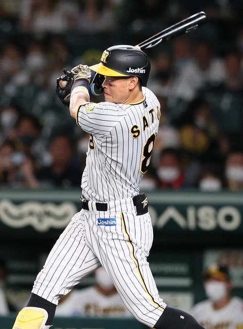 阪神対ヤクルト　4回裏阪神1死一、三塁、佐藤輝は右前適時打を放つ（撮影・上山淳一）