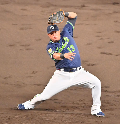 阪神対ヤクルト　4回裏阪神1死一、二塁、糸原の打球を失策するオスナ（撮影・和賀正仁）