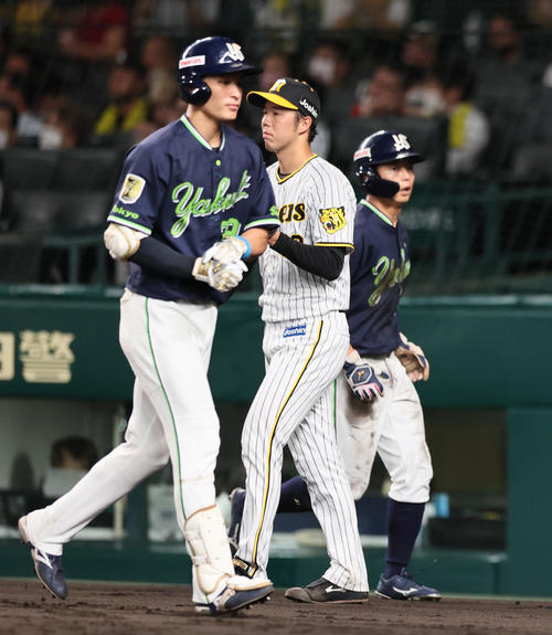 阪神対ヤクルト　5回表ヤクルト1死二、三塁、青柳（中央）は中村に中犠飛を打たれる（撮影・上山淳一）