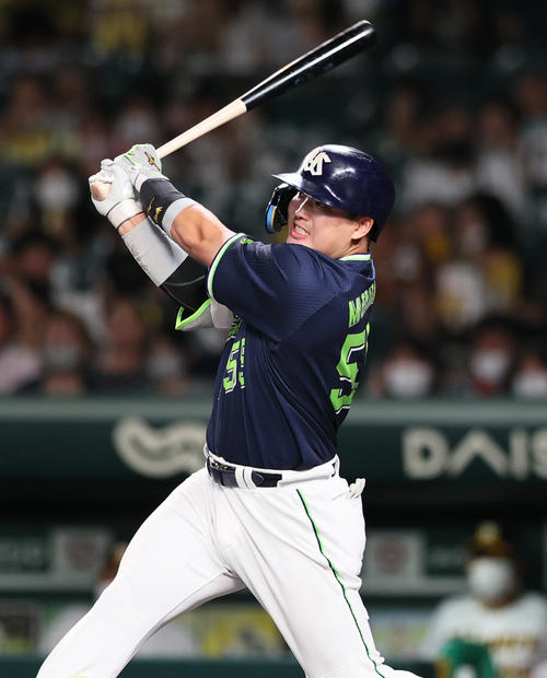 阪神対ヤクルト　6回表ヤクルト無死、村上は中越え本塁打を放つ（撮影・上山淳一）