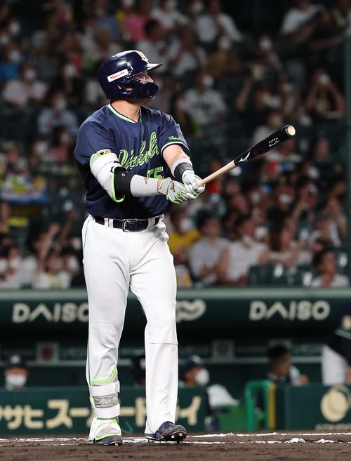 阪神対ヤクルト　6回表ヤクルト無死、村上は中越えに52号本塁打を放ち打球の行方を追う（撮影・上田博志）