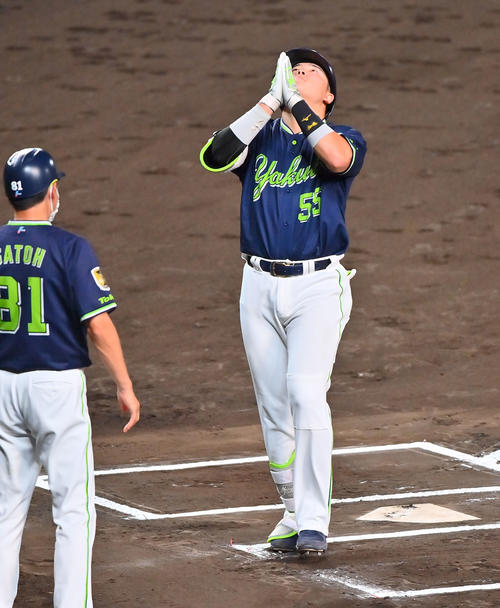 阪神対ヤクルト　6回表ヤクルト無死、村上は中越え本塁打を放ち手を合わせ生還する（撮影・和賀正仁）