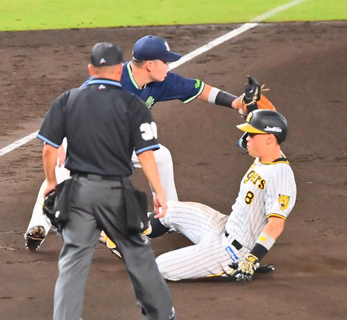 阪神対ヤクルト　6回裏阪神1死、中越え打を放ち三塁に滑り込む佐藤輝、野手は村上（撮影・和賀正仁）