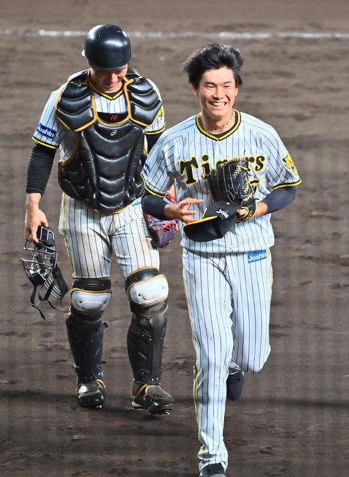 阪神対ヤクルト　8回表ヤクルト2死三塁、長岡を投ゴロに打ち取り笑顔の湯浅（撮影・和賀正仁）