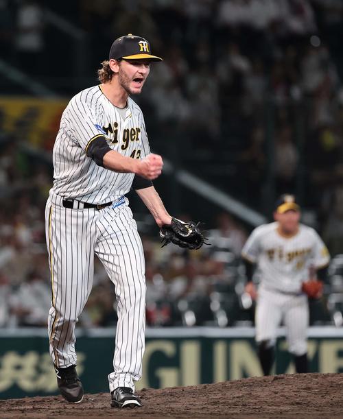 阪神対ヤクルト　9回表ヤクルト2死三塁、ケラーは山田を三ゴロに打ち取りガッツポーズをする（撮影・上田博志）