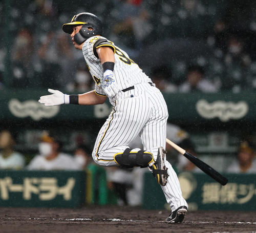 阪神対ヤクルト　10回裏阪神2死一塁、中野は中前打を放つ（撮影・上山淳一）